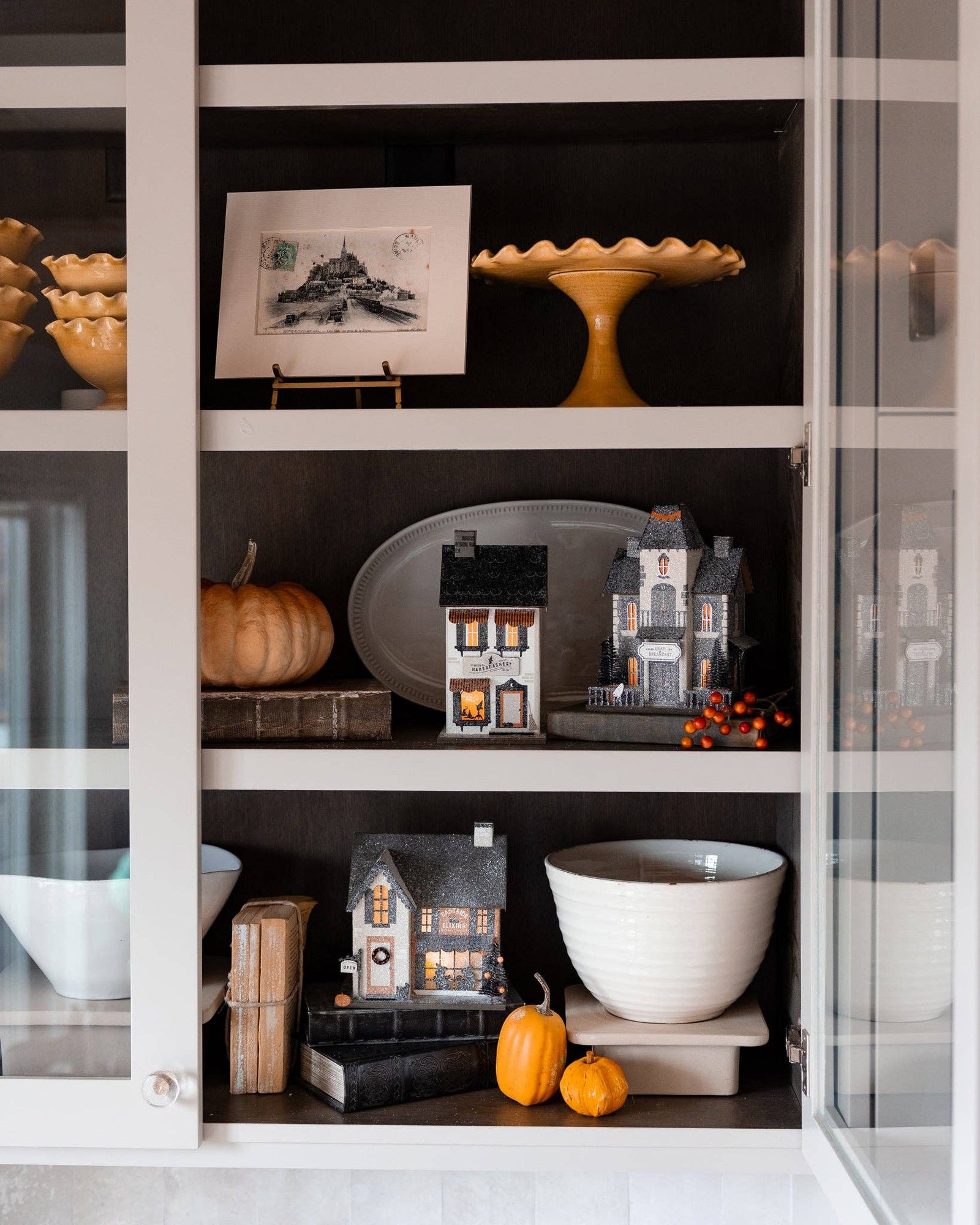 HVL1250 - Dead & Breakfast Haunted Village Decor